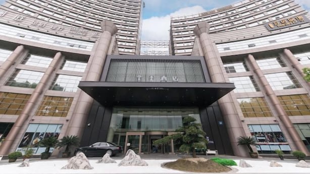 A modern hotel with a symmetrical facade, large glass windows, and a prominent entrance. - JI Hotel (Hangzhou Binjiang University of Chinese Medicine Subway Station) (Hangzhou)