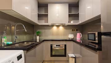 Departamento superior, 2 habitaciones, cocina, vista a la ciudad | Cocina privada | Refrigerador, microondas y utensilios de cocina