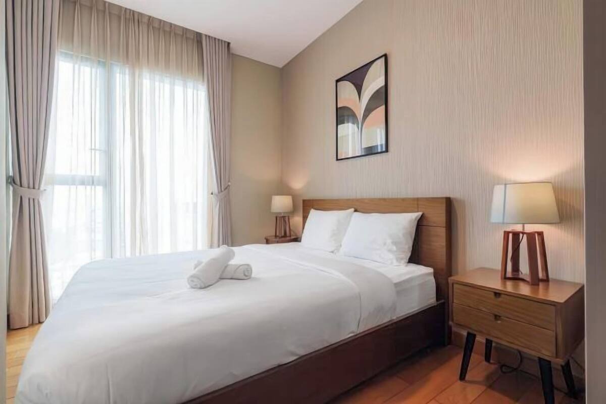 3 bedrooms, individually decorated, individually furnished, desk