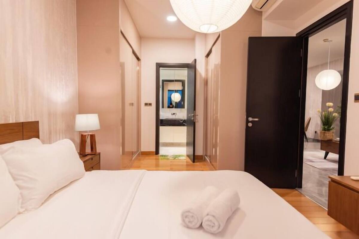 3 bedrooms, individually decorated, individually furnished, desk