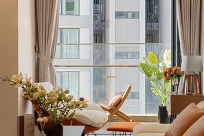 Apartamento superior, 3 quartos, cozinha, vista para a cidade | Área de estar | Smart TV 35 polegadas com canais digitais