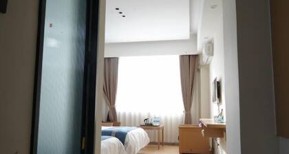 Nanzhang Auspicious Sign Business Hotel