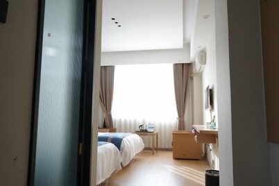 Nanzhang Auspicious Sign Business Hotel