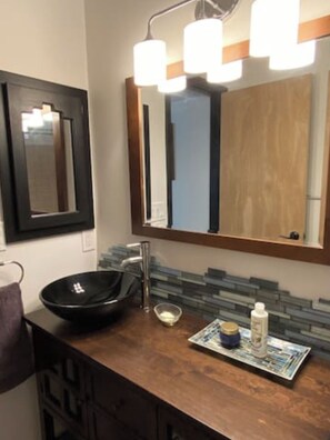 Hair dryer, towels, soap, shampoo - Stunning Views! Oak Creek Canyon's Zen Hideaway (Sedona)