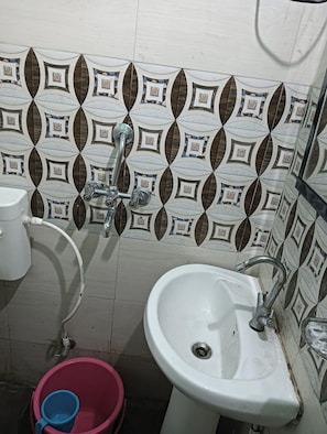 Shower, jetted bath, hair dryer, towels