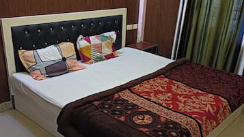 6 bedrooms, WiFi, bed sheets