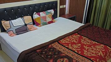 6 bedrooms, WiFi, bed sheets