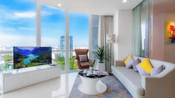 Deluxe appartement, 2 slaapkamers, keuken, uitzicht op stad | Badkamer | Designer toiletartikelen, een haardroger, badjassen, pantoffels