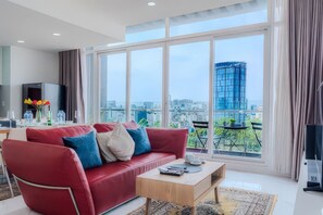 Appartement supérieur, 3 chambres, cuisine, vue sur la ville | Aire de séjour | Téléviseur connecté de 42 po avec télévision numérique