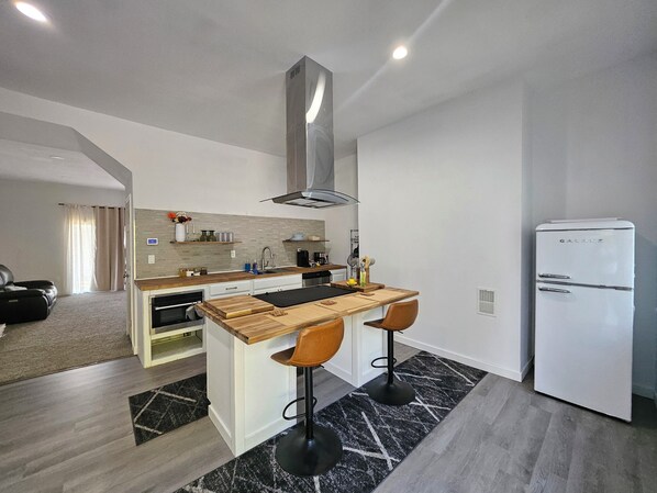 Kjøleskap, mikrobølgeovn, ovn og kokeplater