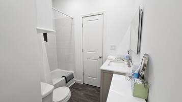 Doccia, asciugacapelli, asciugamani, sapone