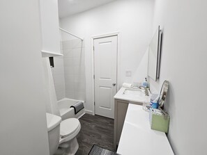 Ein modernes Badezimmer mit Toilette, Dusche und Waschbecken.
