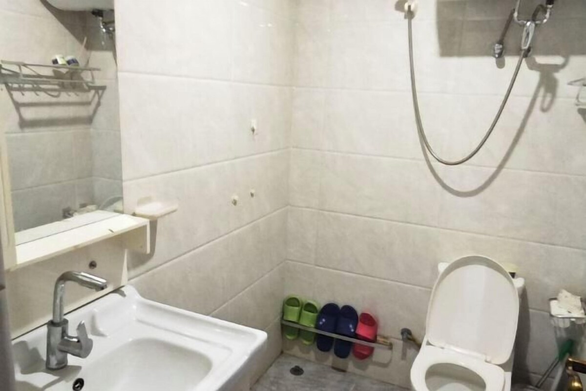 Een badkamer met een wastafel, toilet en douche.
