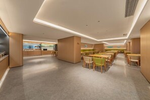 Um interior moderno com área de refeições central, cozinha e espaços de estar.