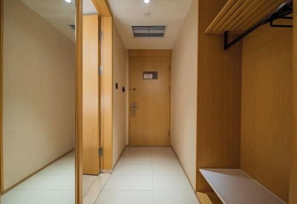 A narrow hallway with wooden doors and a tiled floor. - JI Hotel (Chengdu Global Center) (Chengdu)