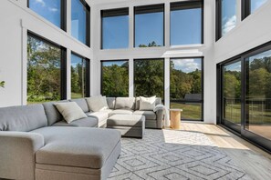 Smart-tv en een open haard