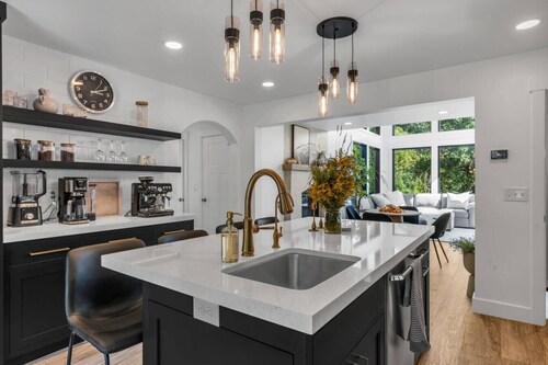 Luxury Escape, Hot Tub, Fireplace, Espresso Bar