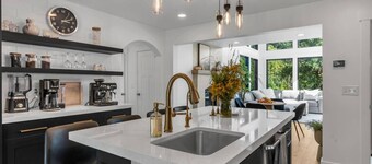 Luxury Escape, Hot Tub, Fireplace, Espresso Bar