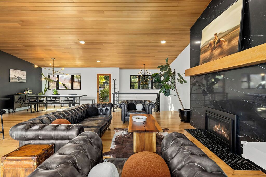 Smart TV, fireplace, computer monitors