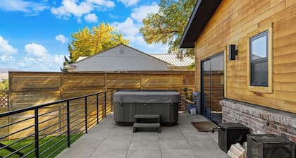 BEST VIEW IN BOISE/ SAUNA / HOT TUB / CENTRAL / 4BR / SLEEPS 10 / LUX