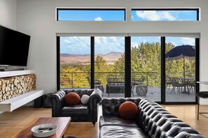 Smart TV, fireplace, computer monitors - LUX! BEST VIEWS IN BOISE! SAUNA, HOT TUB, CITY & MOUNTAIN VIEWS! 4 BR, SLEEPS 10 (Boise)