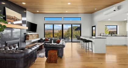 LUX! BEST VIEWS IN BOISE! SAUNA, HOT TUB, CITY & MOUNTAIN VIEWS! 4 BR, SLEEPS 10