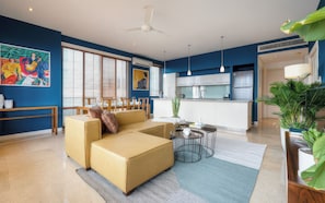 Appartement supérieur, 2 chambres, cuisine, vue sur la ville | Salle de bain | Articles de toilette (gratuits), séchoir à cheveux, pantoufles