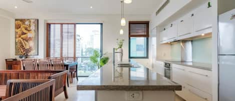 Apartamento superior, 2 habitaciones, cocina, vistas a la ciudad | Escritorio, espacio para trabajar con un portátil, cortinas opacas