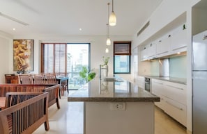 Appartement supérieur, 2 chambres, cuisine, vue sur la ville | Bureau, espace de travail pour ordinateurs portables