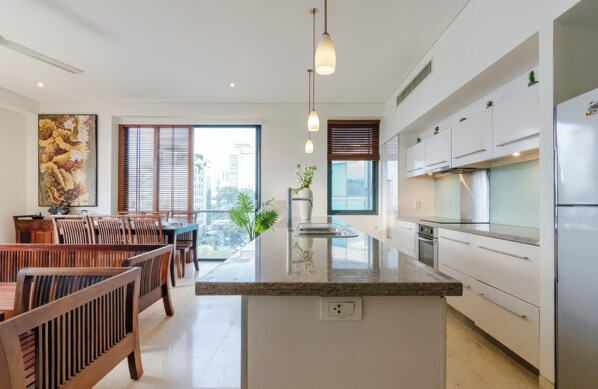 Desk, laptop workspace, blackout curtains, soundproofing - Avalon Saigon District 1 - Independence Palace (Ho Chi Minh City)