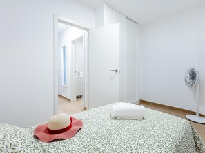 2 bedrooms, iron/ironing board, internet, bed sheets