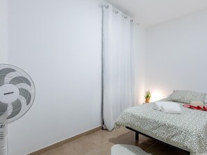 2 bedrooms, iron/ironing board, internet, bed sheets