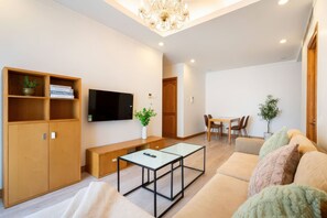 Superior-Apartment, 1 Schlafzimmer, Küche, Stadtblick | 1 Schlafzimmer, Minibar, Schreibtisch, laptopgeeigneter Arbeitsplatz