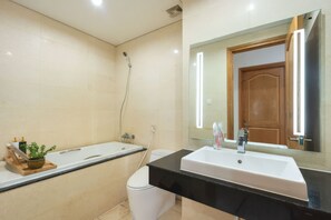 Superior-Apartment, 1 Schlafzimmer, Küche, Stadtblick | Badezimmer | Kostenlose Toilettenartikel, Haartrockner, Hausschuhe, Handtücher