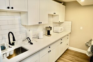 Kühlschrank, Mikrowelle, Wasserkocher mit Kaffee-/Teezubehör