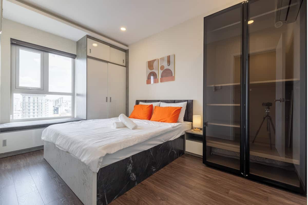 Departamento Deluxe, 2 habitaciones, cocina, vista a la ciudad | 2 habitaciones, escritorio y espacio para trabajar con laptop