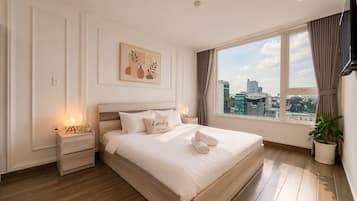 Appartamento Superior, 2 camere da letto, cucina, vista città | Minibar, una scrivania, postazione laptop, insonorizzazione