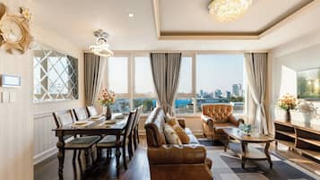 Departamento superior, 3 habitaciones, cocina, vista a la ciudad | Área de sala de estar | Televisión de 35 pulgadas con canales por cable