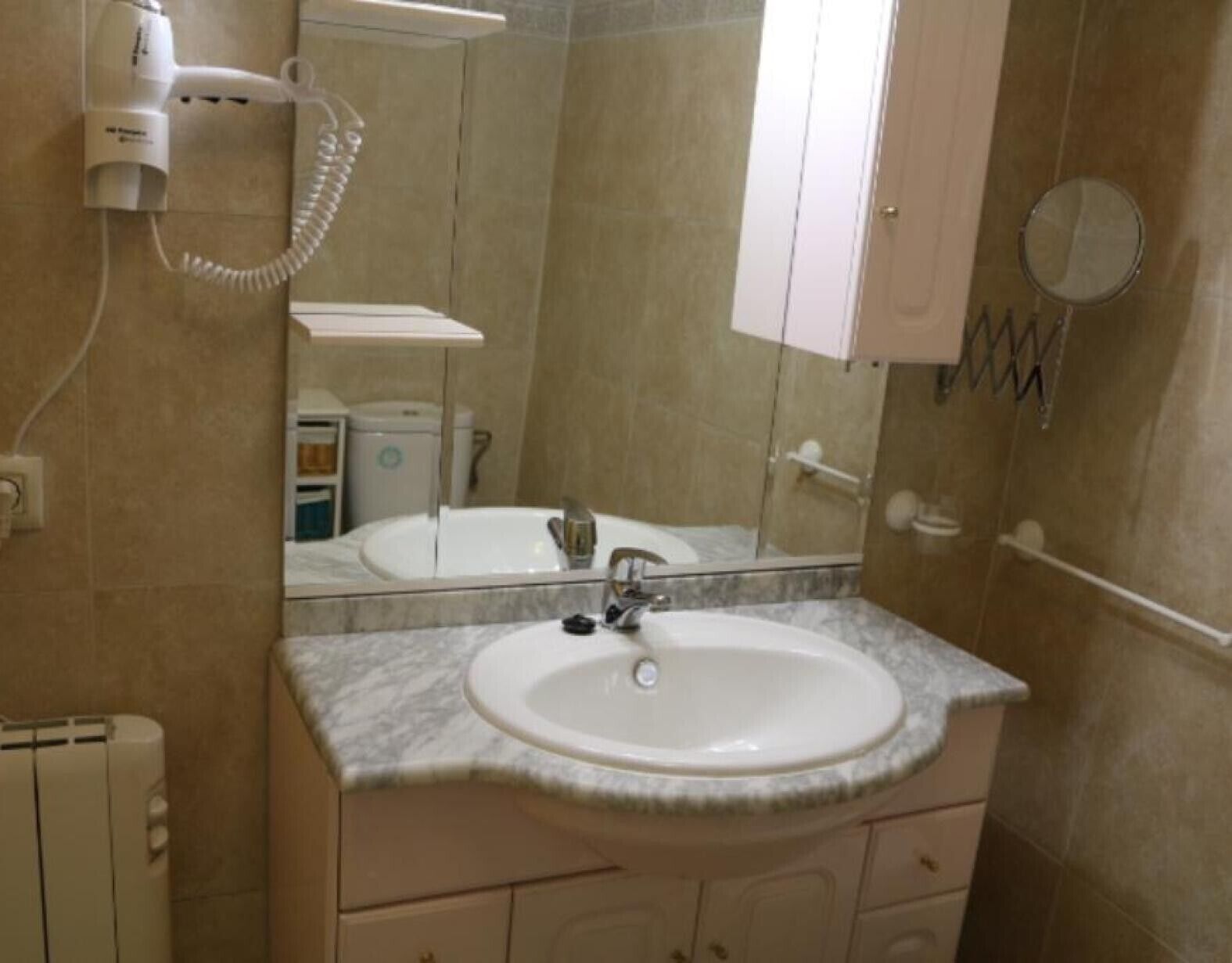 Chuveiro, toalhas de banho