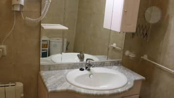 Chuveiro, toalhas de banho