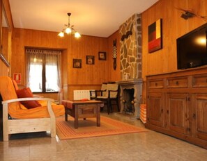TV, fireplace, DVD player - Country House 'Los 2 Yugos-Economica' with Mountain View, Wi-Fi and Air Conditioning (Navaluenga)