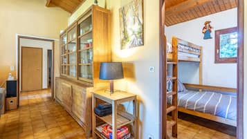 3 bedrooms, iron/ironing board, free WiFi, bed sheets