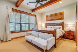 4 bedrooms, desk, iron/ironing board, travel cot - Lake Travis Views! Hollows Cabin, Pools, Sleeps 10 (Jonestown)
