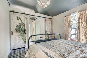3 bedrooms, WiFi, bed sheets - Hot Tub + Yard: Farmhouse by Michigan Beaches! (Benton Harbor)