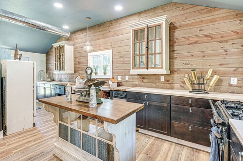 Hot Tub + Yard: Farmhouse by Michigan Beaches!