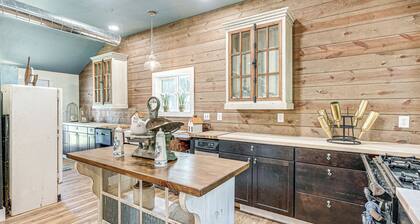 Hot Tub + Yard: Farmhouse by Michigan Beaches!