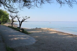 Beach nearby - Apartment 'Madonnina  In Lazise' with Shared Pool, Wi-Fi and Air Conditioning (Lazise)