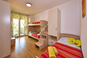 2 makuuhuonetta, silitysrauta/-lauta, ilmainen Wi-Fi, vuodevaatteet