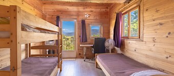 Vakantiehuis 'Gite Avec Dortoirs' met Uitzicht op het Meer, Eigen Tuin en Balkon