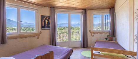 4 عدّة غرف نوم وملاءات أسرّة